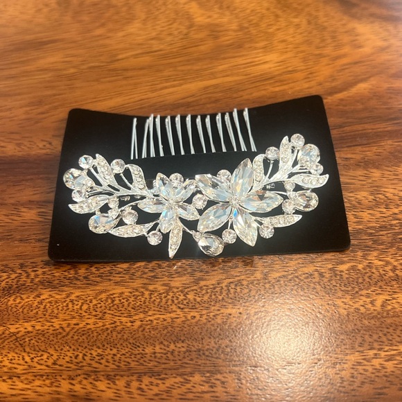 NWT - BRIDAL CRYSTAL FLORAL HAIR COMB ACCESSORY main image 2